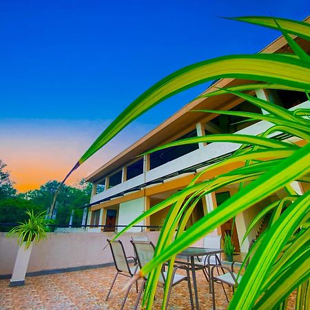 Sparkling Resort Kataragama Buitenkant foto