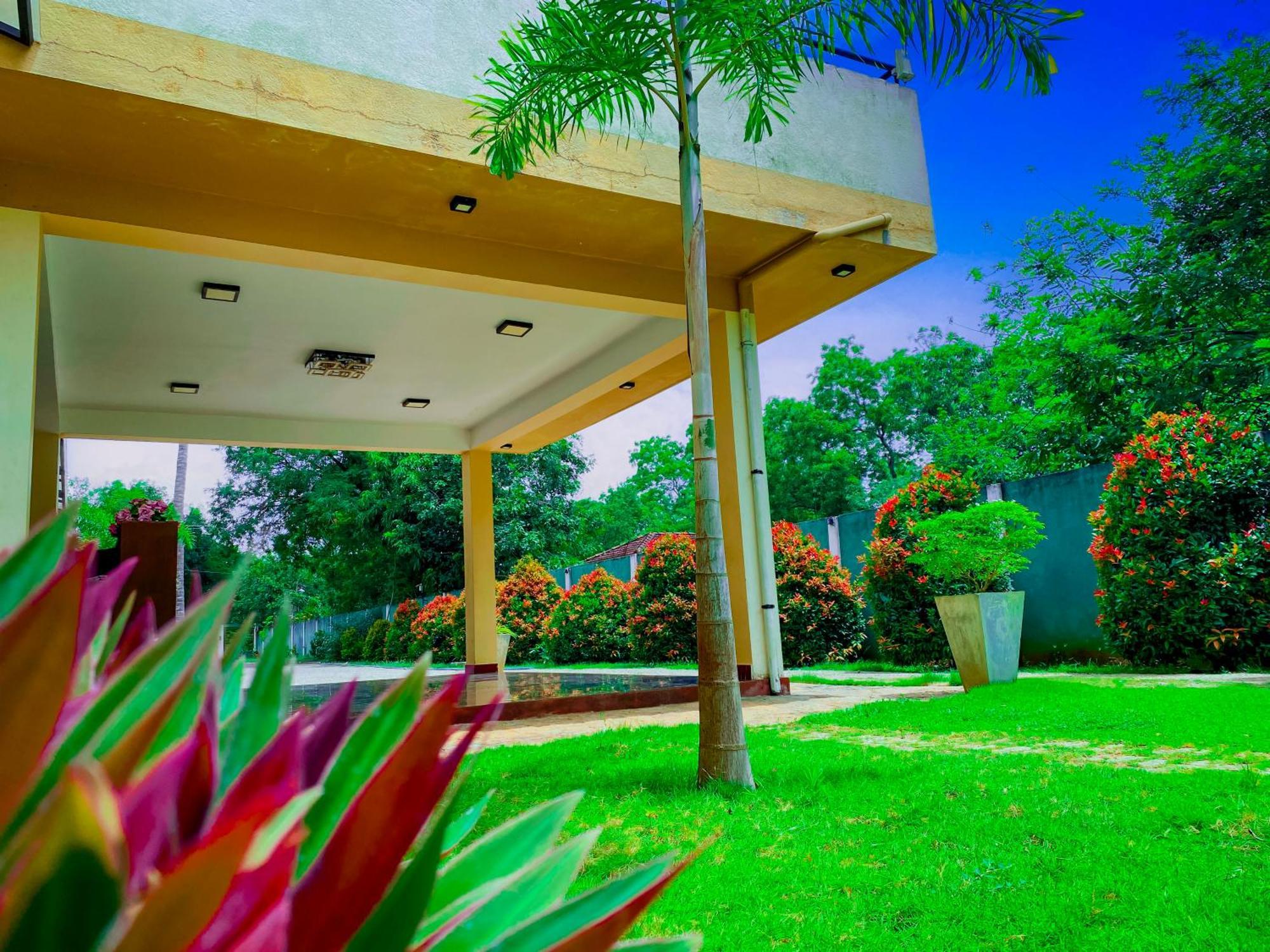 Sparkling Resort Kataragama Buitenkant foto